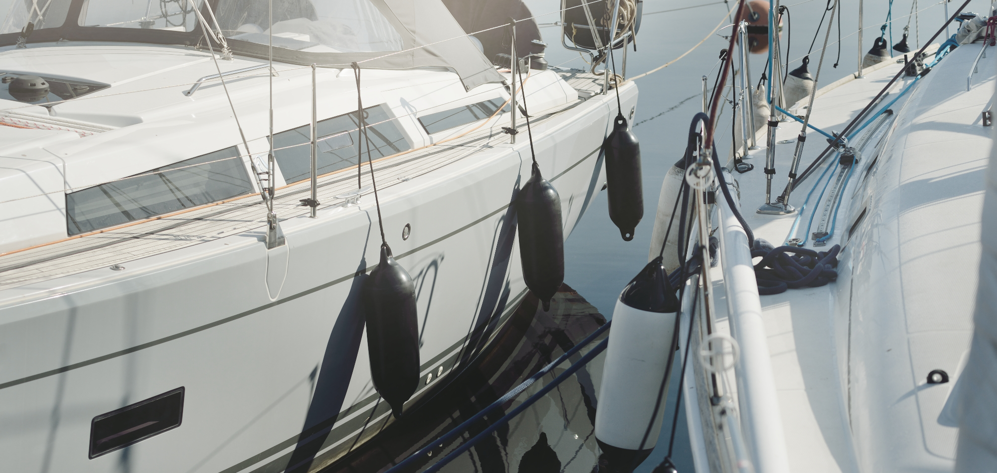 Dettagli pratici e stile dei pantaloni vela per uscite in barca